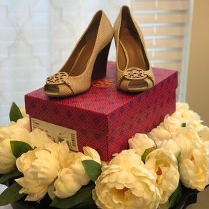 Tory Burch Mini Miller OpenToe Wedge in Tan Size 9